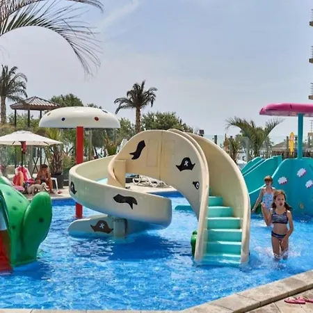 Holiday Luxe Beach & Pool Prima Linie La Mare - Private Parking